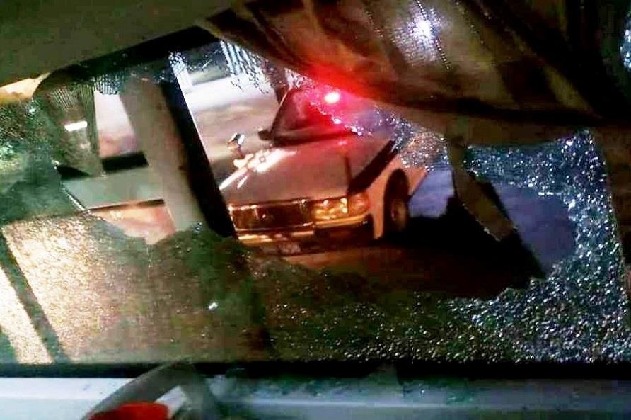 Bat 5 thanh nien nem vo kinh xe giuong nam hinh anh