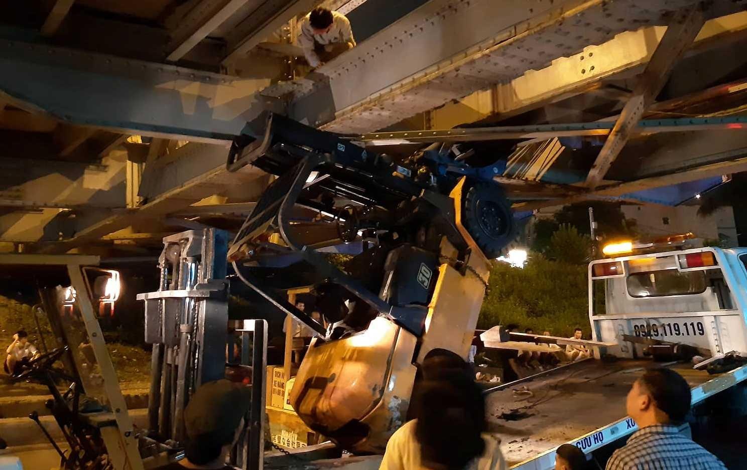 Oto cuu ho cho theo xe nang mac ket o gam cau Long Bien hinh anh