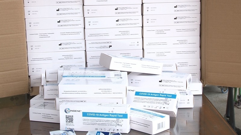 Thu giu 1.000 kit test nhanh Covid-19 khong co hoa don, chung tu hinh anh