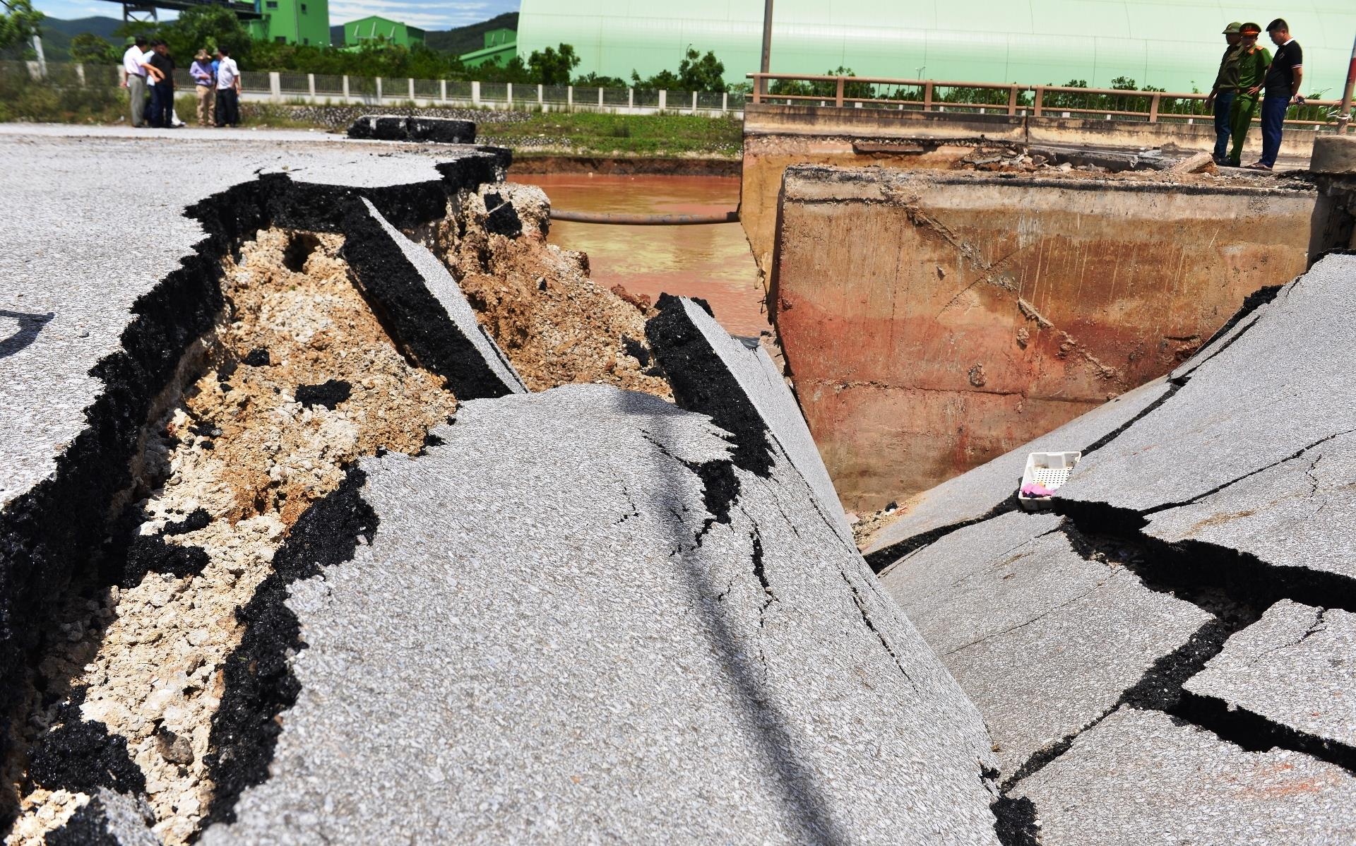 Cau Yen Hoa o Thanh Hoa bi xe toac sau mua bao so 2 hinh anh