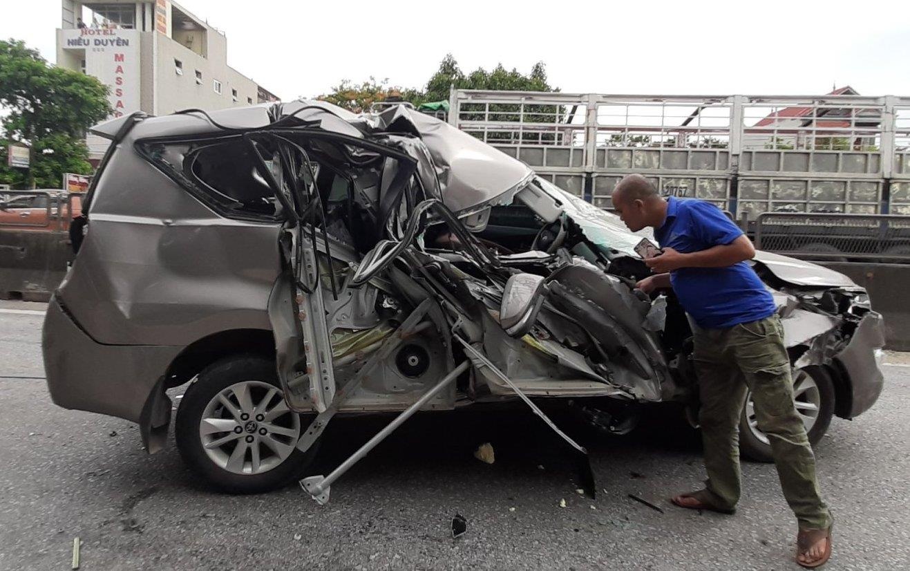 Innova bep dum sau vu 4 oto tong lien hoan o Thanh Hoa hinh anh