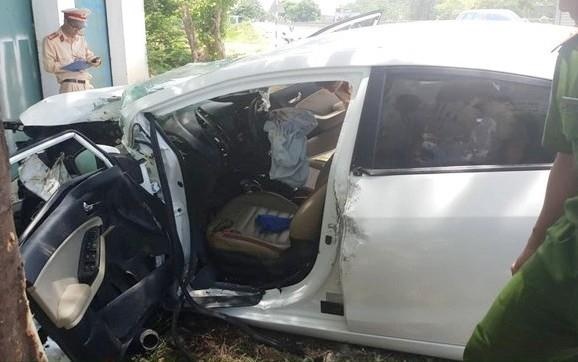 Oto 4 cho tong vao goc cay, 3 nguoi nhap vien hinh anh