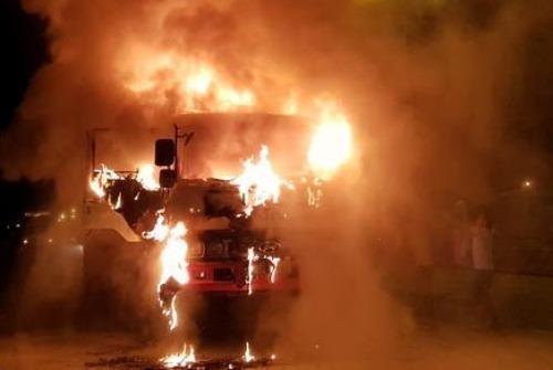 Xe tai boc chay du doi luc rang sang hinh anh