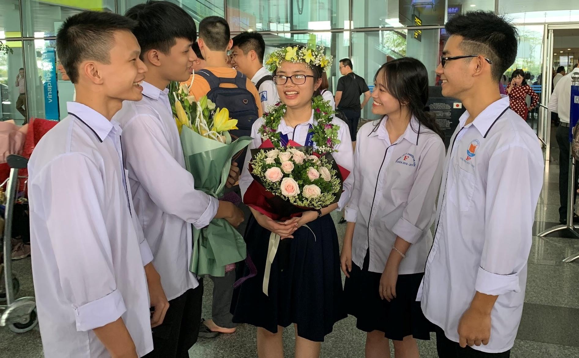 nữ sinh đạt huy chương vàng Olympic ảnh 3 nu sinh dat huy chuong vang Olympic anh 3