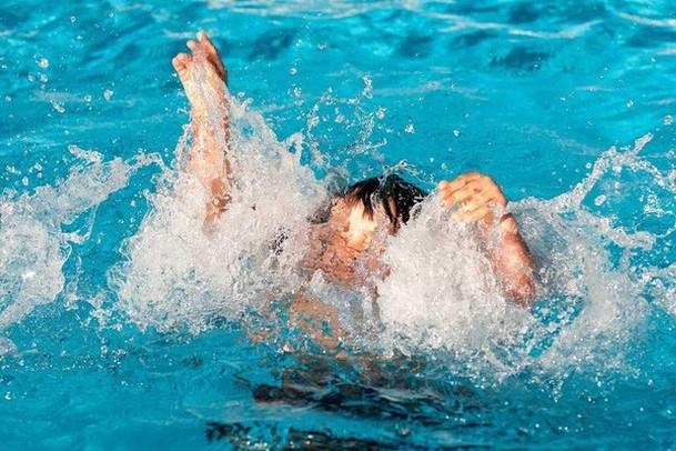 Be trai 6 tuoi duoi nuoc khi tam o be boi hinh anh