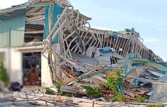 Giong loc gay sap nha xuong, hang tram cong nhan phai nghi viec hinh anh