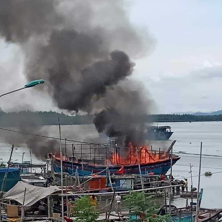 tau ca tien ty boc chay anh 1