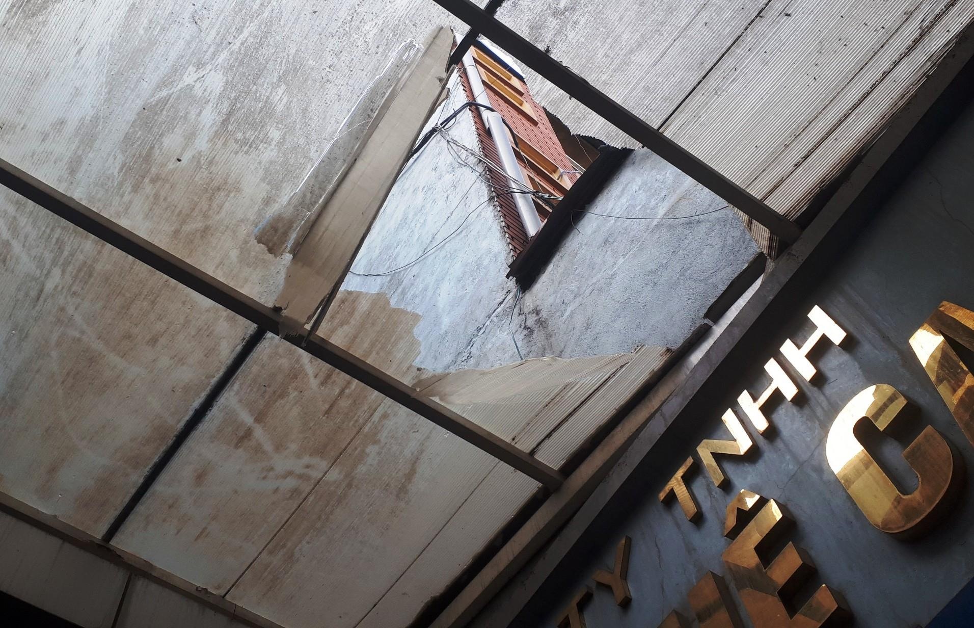 cảnh sát rơi từ tầng 2 ảnh 2 canh sat roi tu tang 2 anh 2