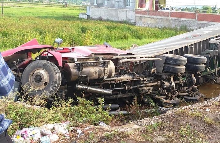 Xe container lao xuong ruong, tai xe thoat nan hinh anh