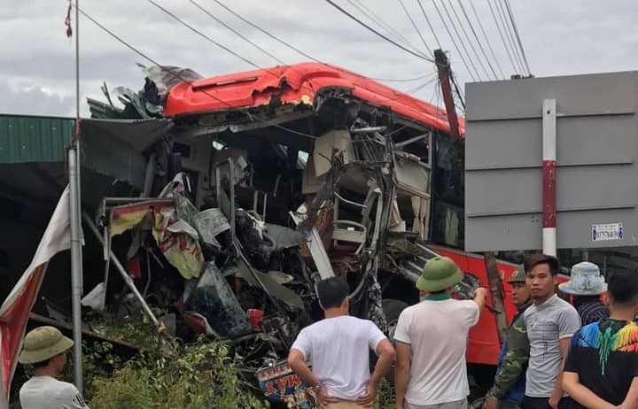 xe khách lao vào nhà dân ảnh 1 xe khach lao vao nha dan anh 1