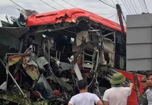 Xe giuong nam cho hon 20 khach lao vao nha dan hinh anh