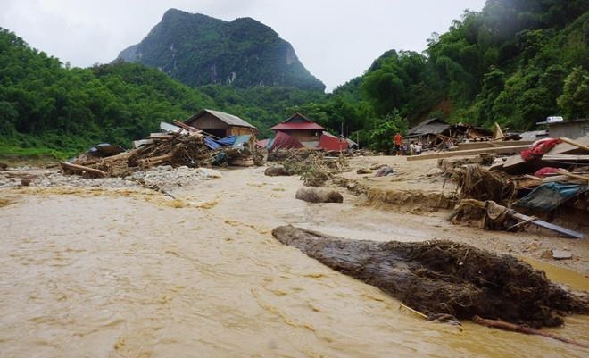 Tim thay 2 thi the nguoi dan bi lu cuon o Thanh Hoa hinh anh