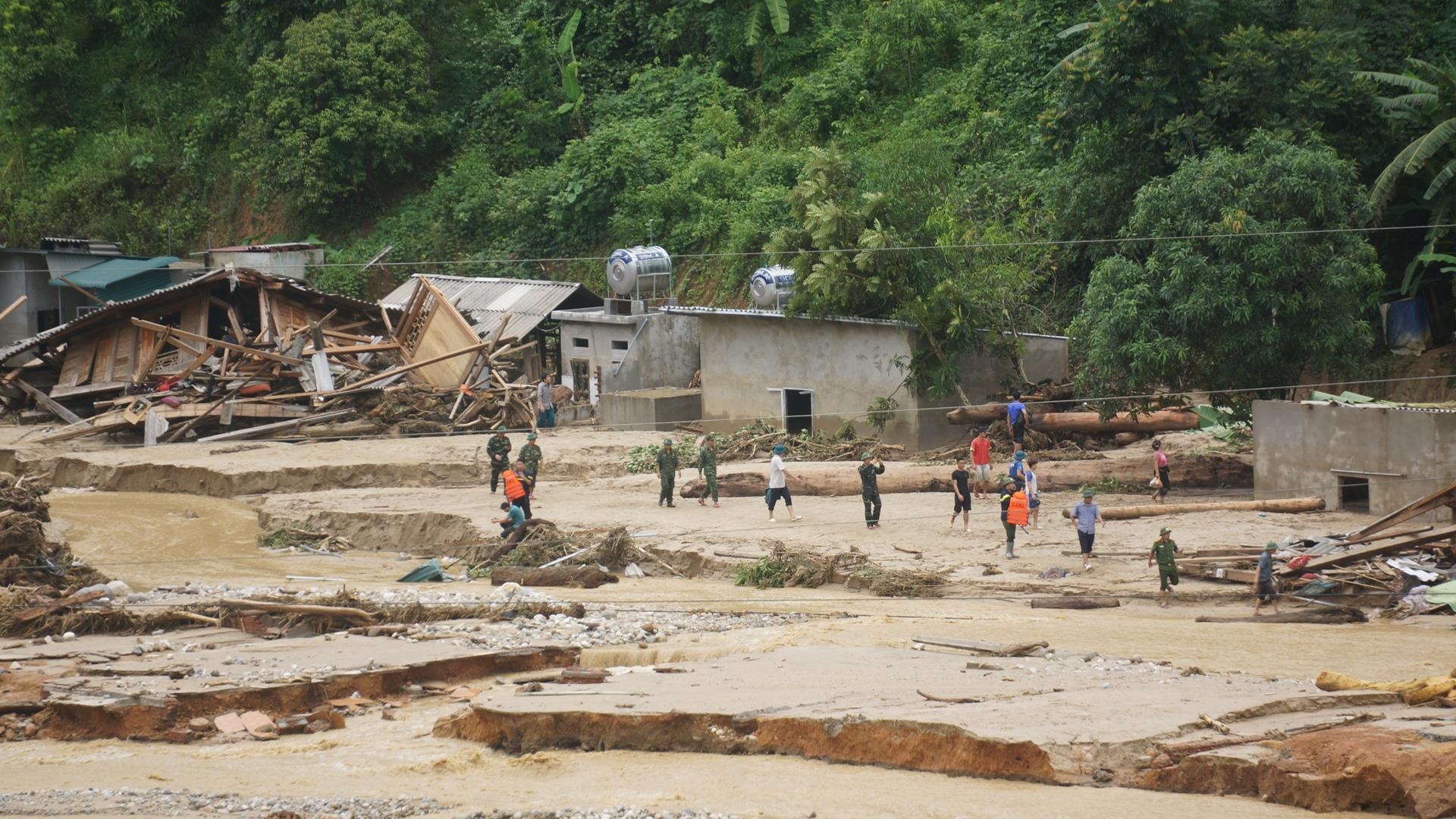 Bao so 3 khien 10 nguoi chet, Thanh Hoa thiet hai 300 ty dong hinh anh
