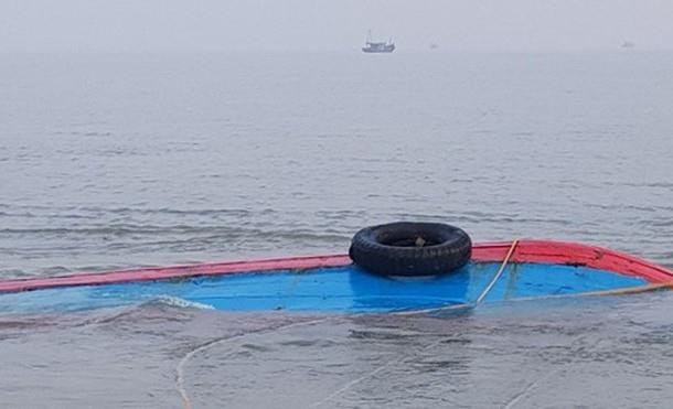 Tau ca chim tren bien, 6 ngu dan may man thoat nan hinh anh