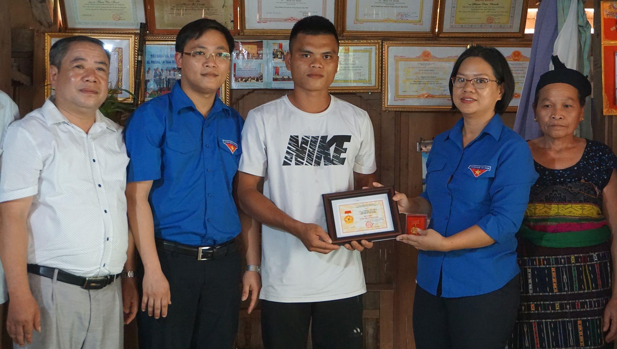 trao huy hiệu tuổi trẻ dũng cảm ảnh 1 trao huy hieu tuoi tre dung cam anh 1