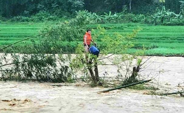 trao huy hiệu tuổi trẻ dũng cảm ảnh 2 trao huy hieu tuoi tre dung cam anh 2