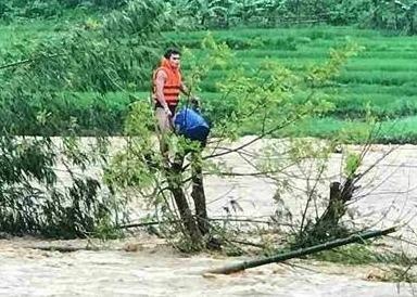 Trao huy hieu 'Tuoi tre dung cam' cho thanh nien cuu nguoi trong lu hinh anh