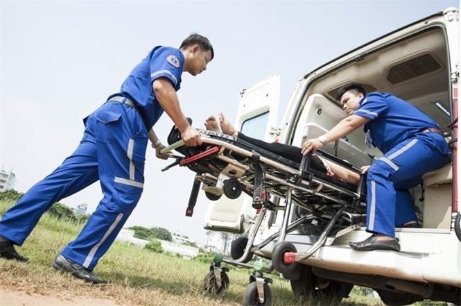 Nu cong nhan thiet mang vi bi cuon vao may cap lieu hinh anh