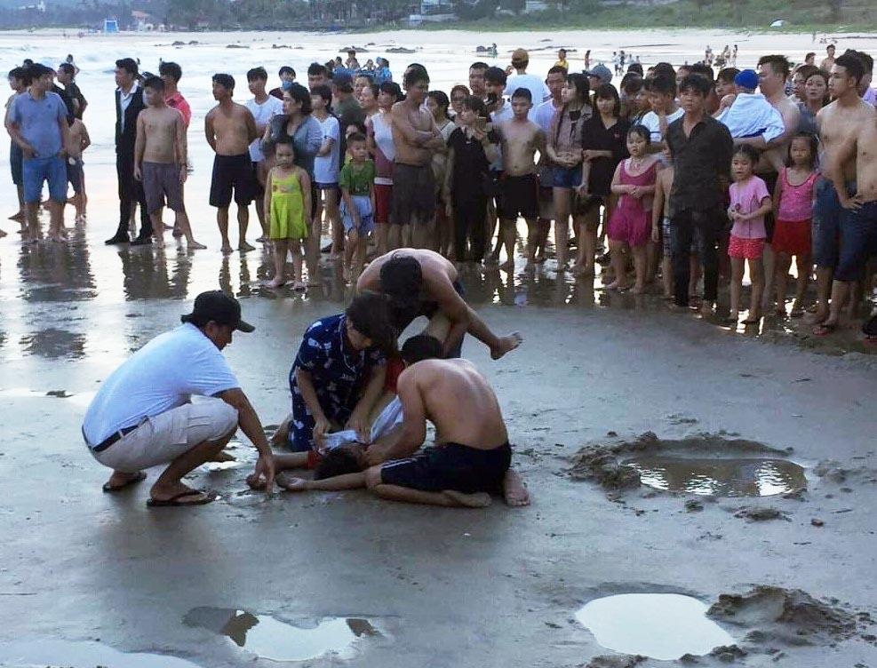 Hai du khach gap nan o bai Da Ong Dia sau cuoc nhau hinh anh