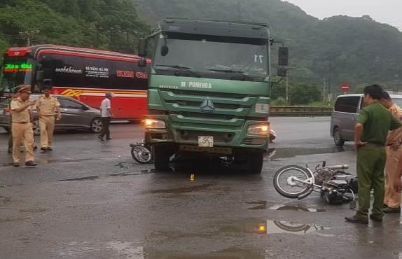 Hai du khach nuoc ngoai bi xe tai tong, mot nguoi tu vong hinh anh