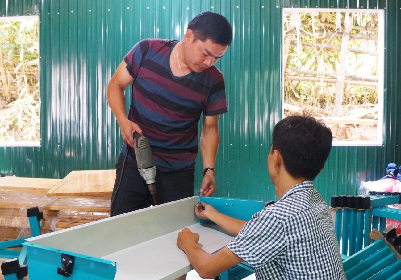 Khan truong dung phong hoc lap ghep o vung lu Sa Na hinh anh