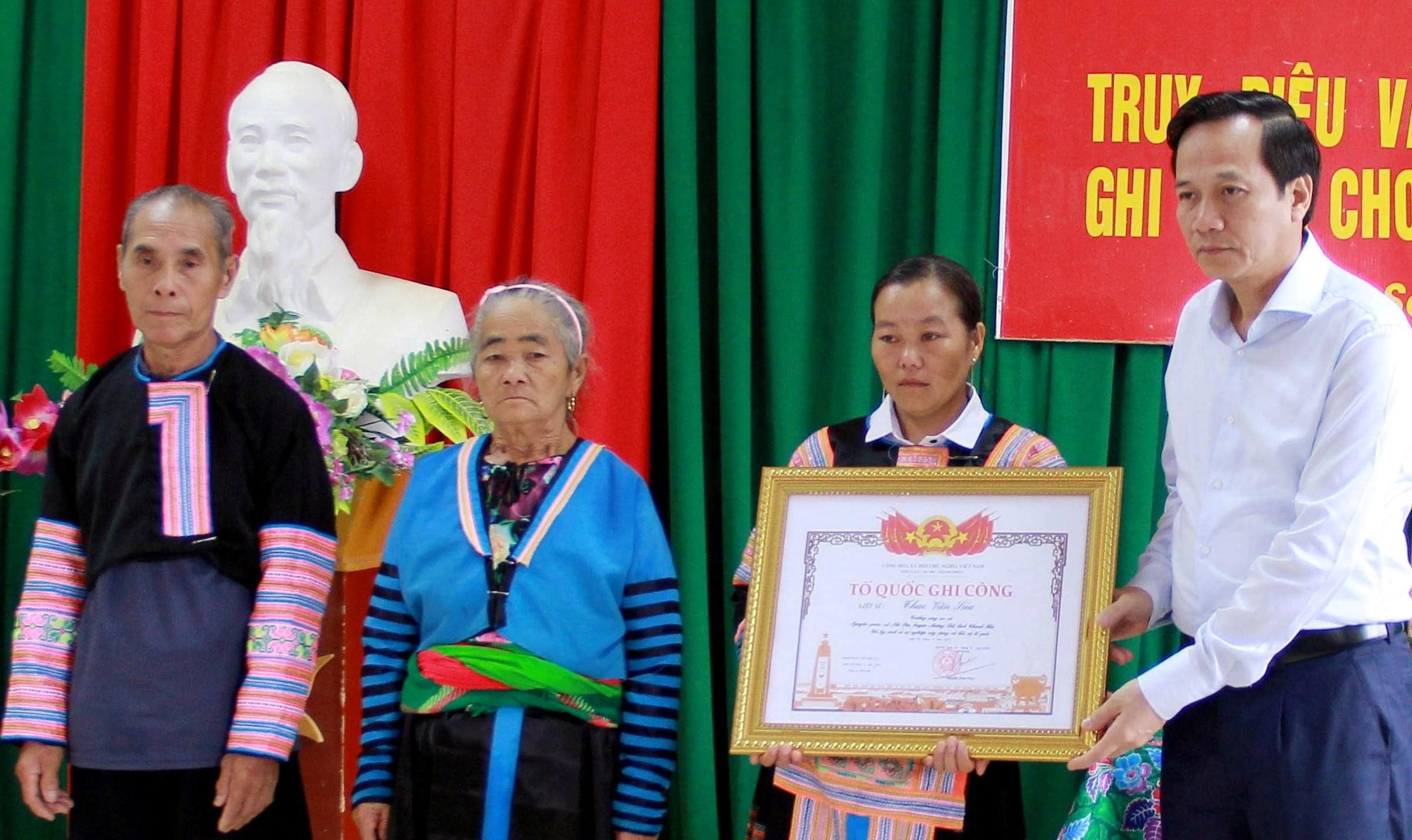 Trao bang To quoc ghi cong cho than nhan truong cong an xa hy sinh hinh anh