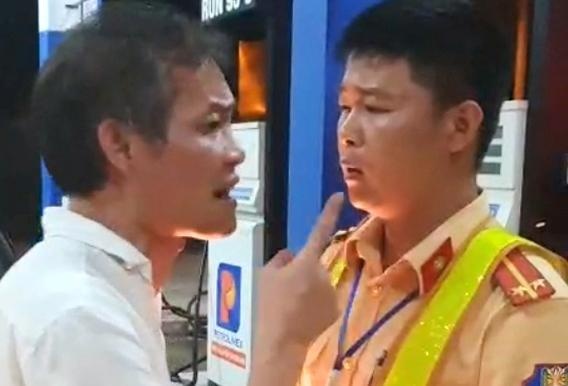 Tai xe bien xanh say xin tat CSGT hinh anh