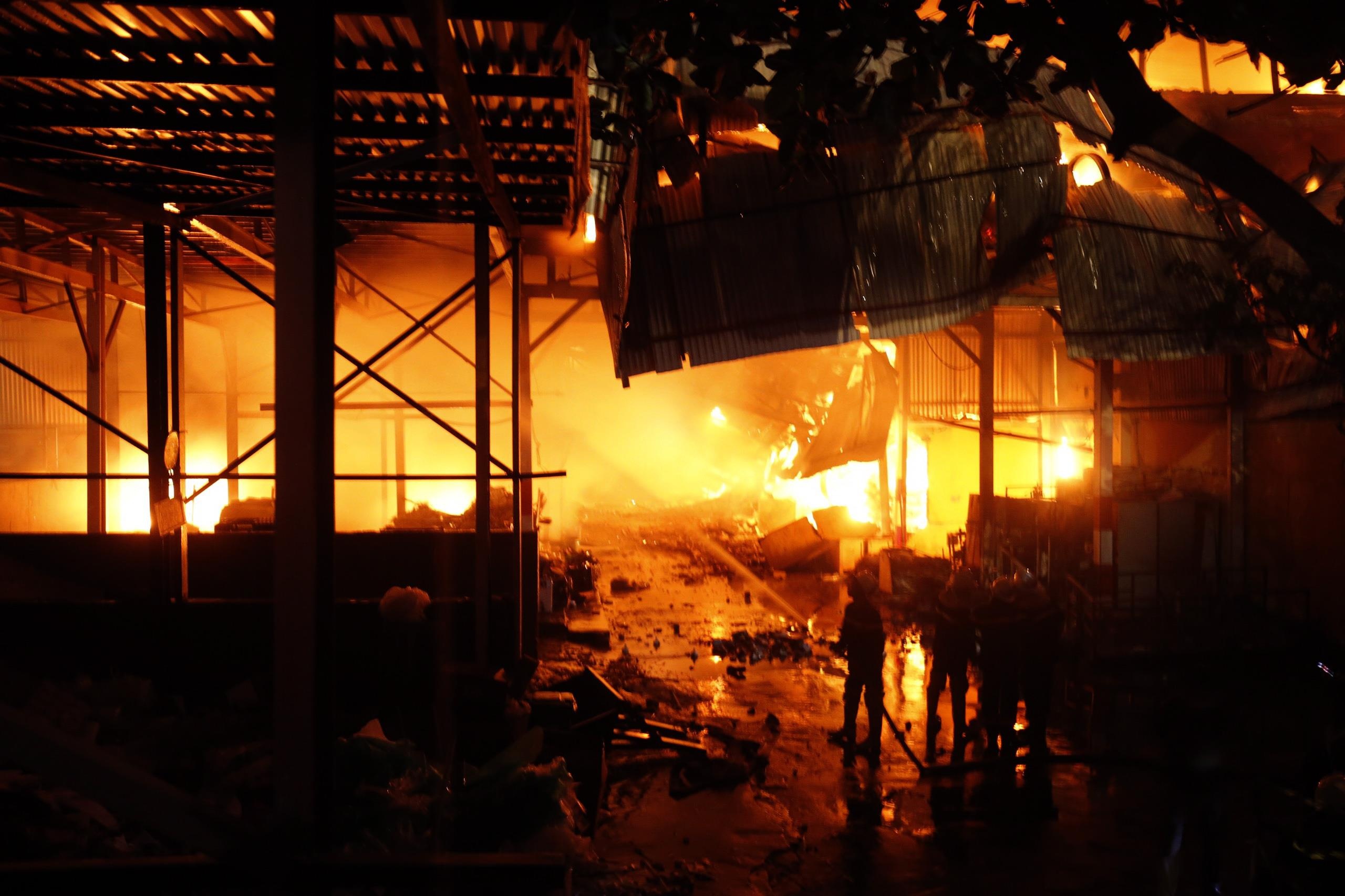 chay cong ty phich nuoc anh 5