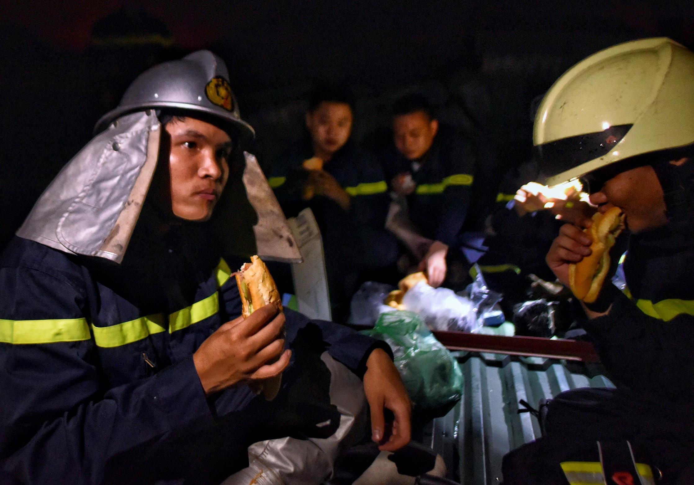 Nguoi Ha Noi cau nguyen, tiep te banh my cho linh cuu hoa xuyen dem hinh anh
