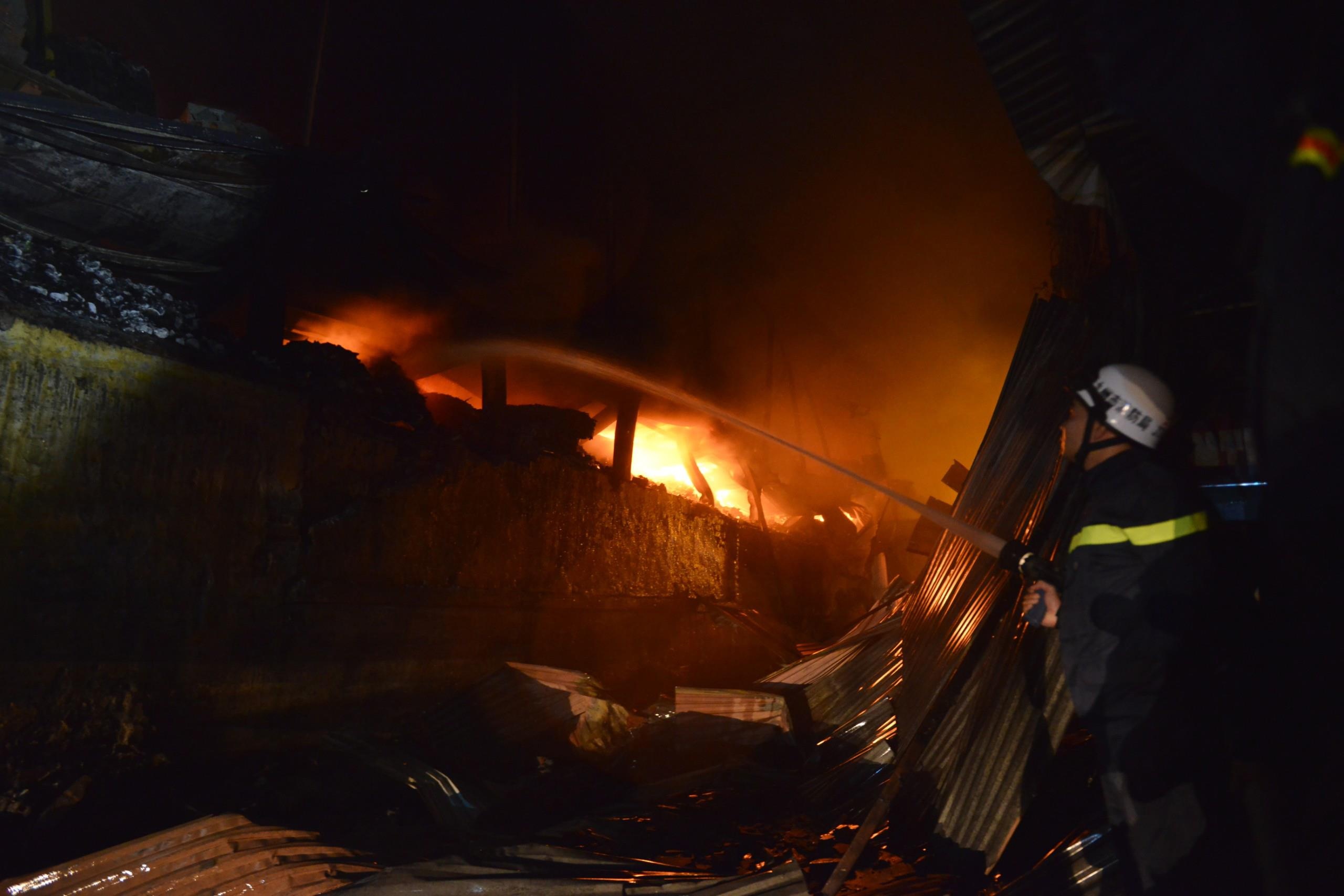 chay cong ty phich nuoc anh 3