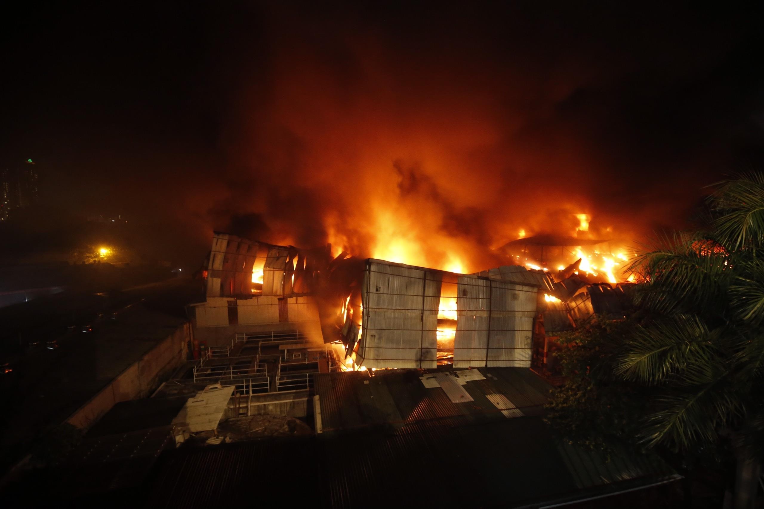 Chay lon tai Cong ty bong den phich nuoc Rang Dong hinh anh