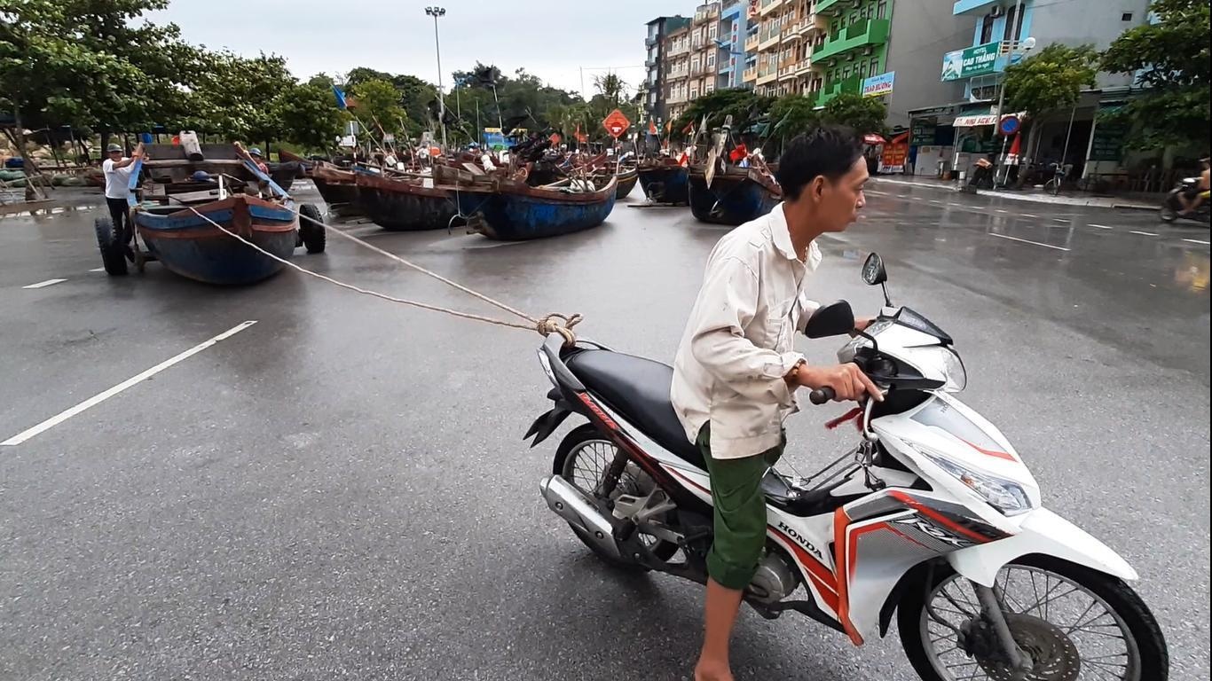 700 chiec thuyen o Sam Son len duong nhua nam tranh bao hinh anh