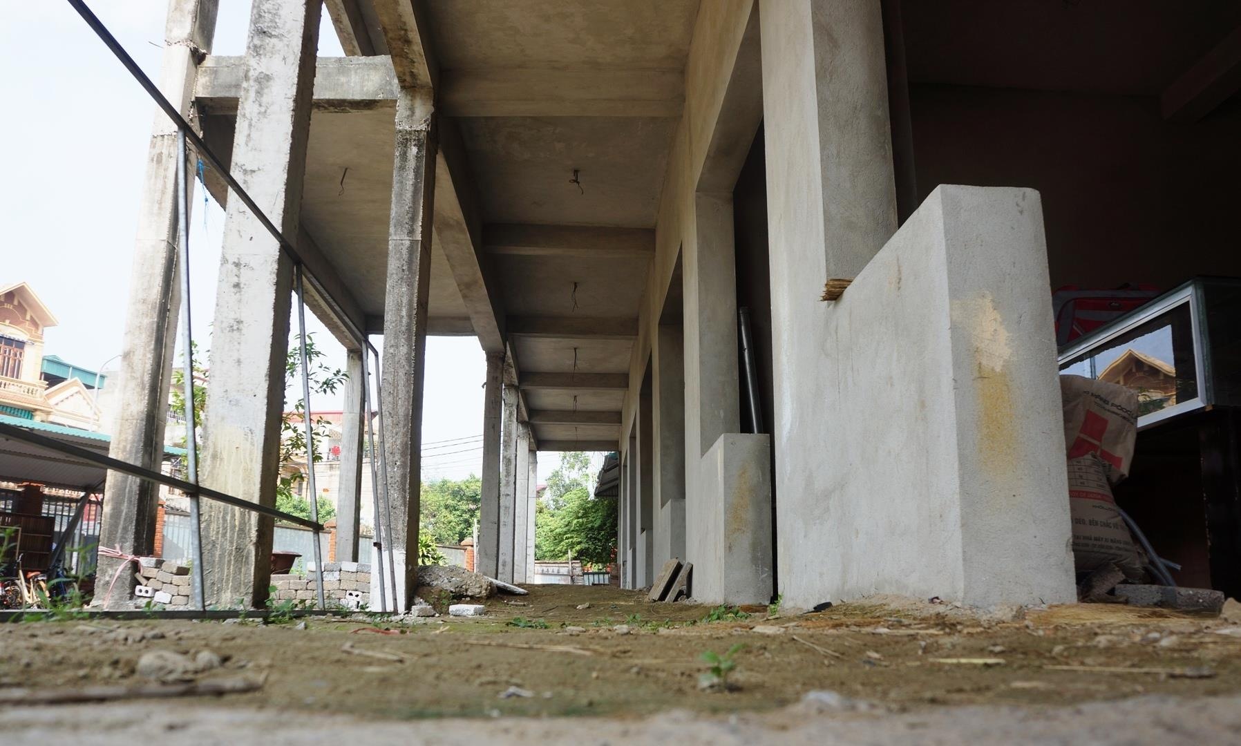 Cong trinh truong hoc do dang giua thanh pho hinh anh