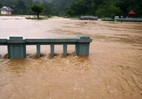 Thanh Hoa cho hang nghin hoc sinh mien nui nghi hoc vi mua lon sau bao hinh anh