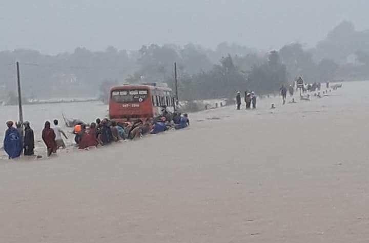 Co vuot duong ngap lut, oto cho 60 cong nhan phai dung giua dong hinh anh