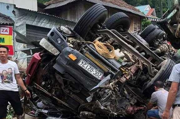 Xe tai lat nghieng khi do deo, hai nguoi thuong vong hinh anh