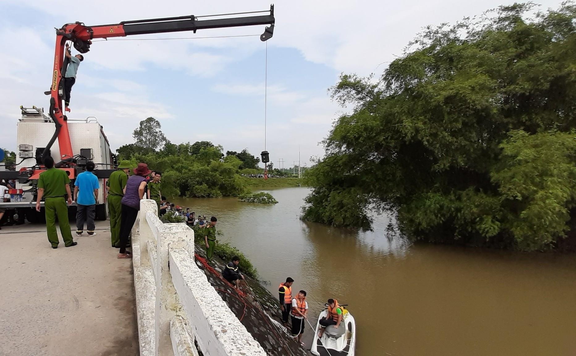 Hien truong vu taxi cho 3 nguoi lao xuong song hinh anh