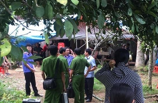 Con trai dung dao sat hai me hinh anh