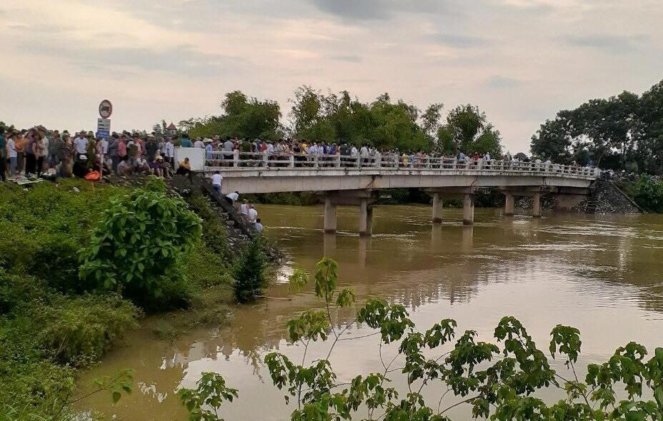 taxi lao xuống sông ảnh 1 taxi lao xuong song anh 1