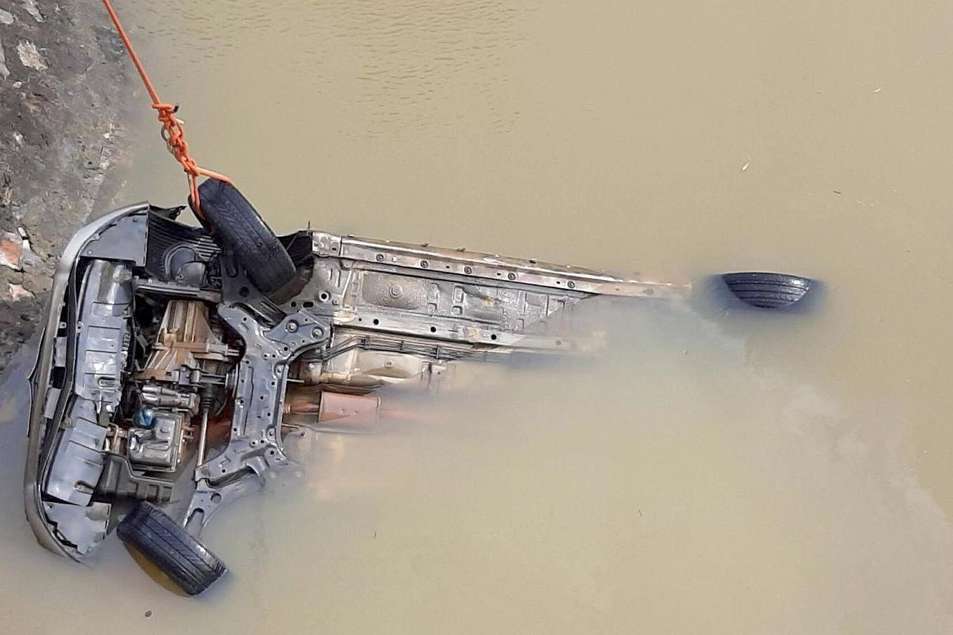 taxi lao xuống sông ảnh 2 taxi lao xuong song anh 2