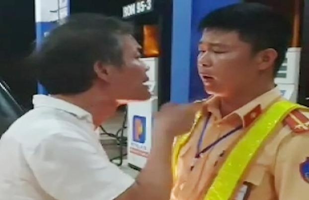 Tai xe bien xanh say xin tat CSGT bi phat 2,5 trieu dong hinh anh