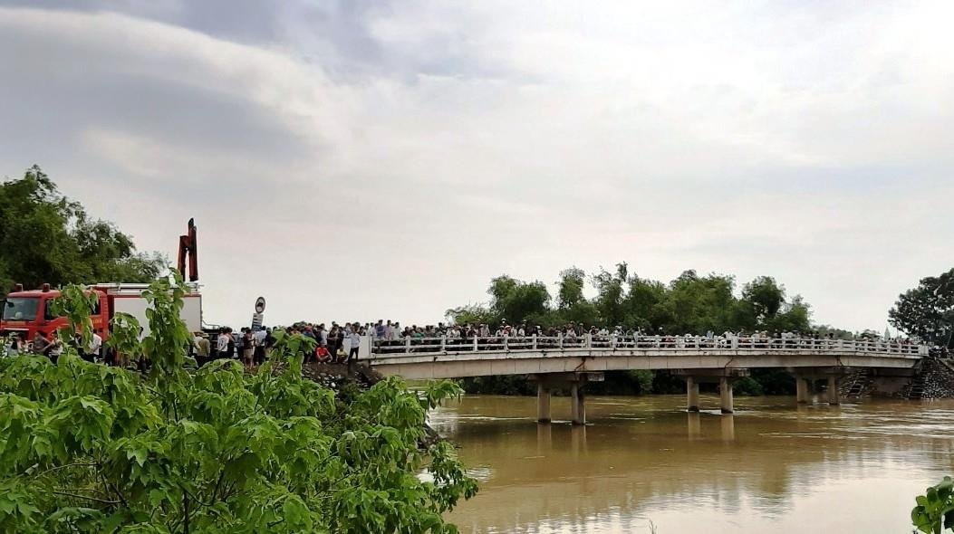 tìm thấy tài xế vụ taxi lao sông ảnh 2 tim thay tai xe vu taxi lao song anh 2