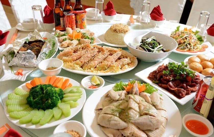 Hon 30 nguoi nhap vien sau bua tiec tan gia hinh anh