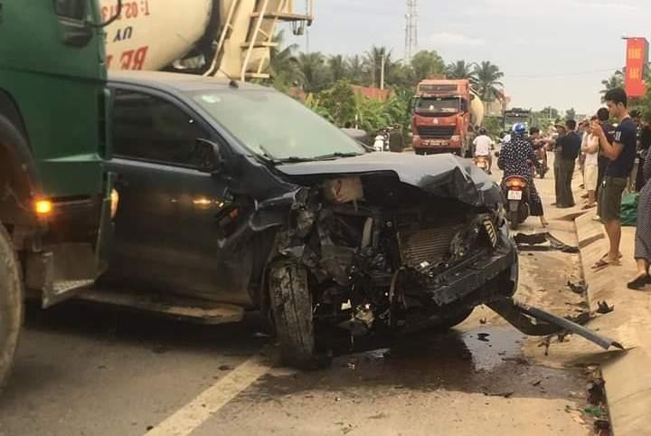 Xe ban tai va oto 7 cho nat dau sau tai nan lien hoan hinh anh