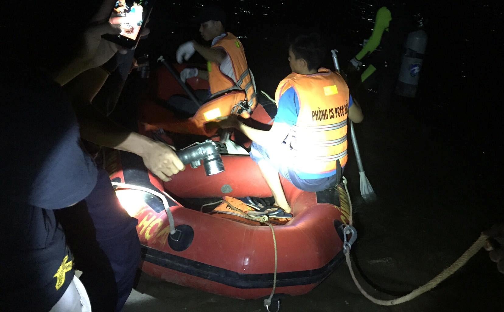 Lat do cho 7 ngu dan, 1 nguoi mat tich hinh anh