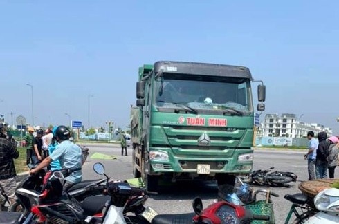 Hai nguoi tu vong sau va cham voi xe tai Howo hinh anh