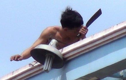 Nam thanh nien ngao da, cam 2 con dao duoi chem nguoi hinh anh