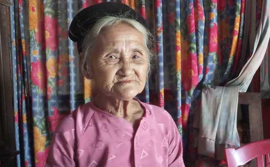 Clip cu ba 83 tuoi len UBND xa xin thoat ngheo gay xon xao hinh anh