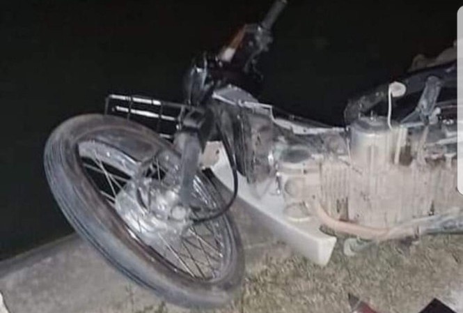 Va cham xe may, chong tu vong, vo vang xuong kenh chet duoi hinh anh