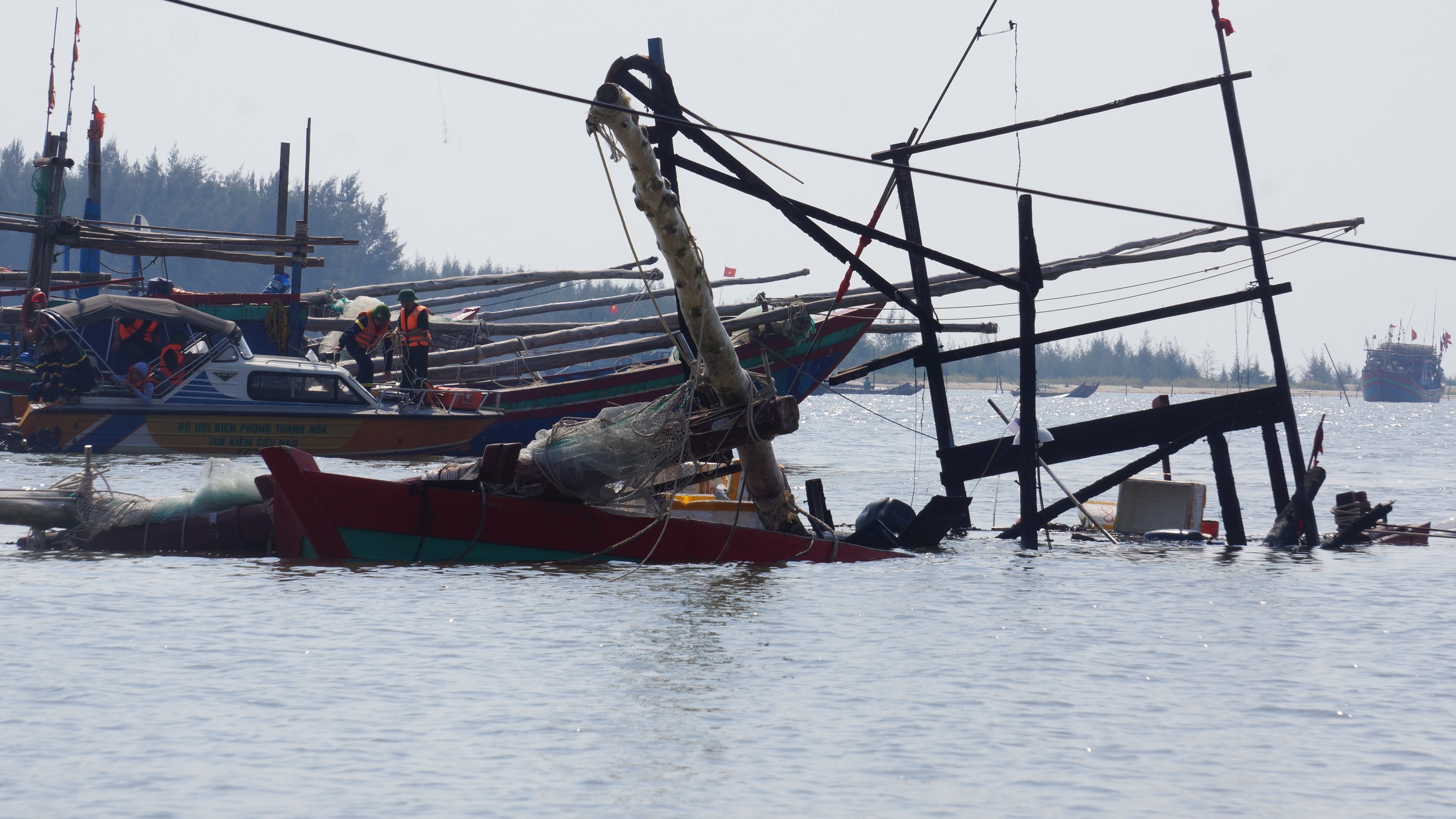 tim thay nan nhan vu no tau ca anh 1